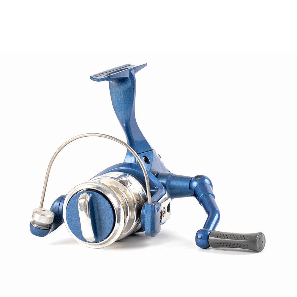 Balanced anti-noise spinning reel